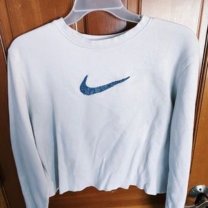 Nike Logo Cropped White Sweatshirt — Size M —